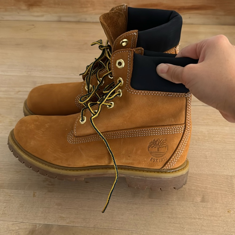 BRAND NEW TIMBERLANDS 
- never worn 
- size 7M
- just not my style anymore!!!